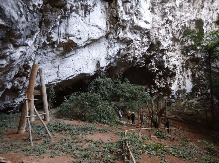 Πάνω από 40 σπήλαια και βραχώδη καταφύγια στην επαρχία Mae Hong Son περιέχουν ξύλινα φέρετρα πάνω σε πασσάλους.