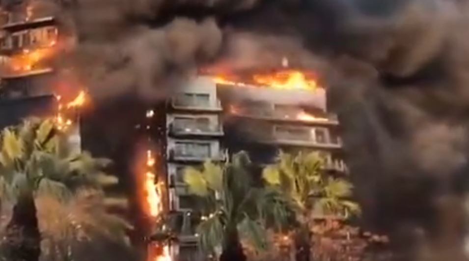 Συναγερμός στην Ισπανία: Μεγάλη φωτιά σε 14ώροφο συγκρότημα κατοικιών στη Βαλένθια – Δείτε LIVE