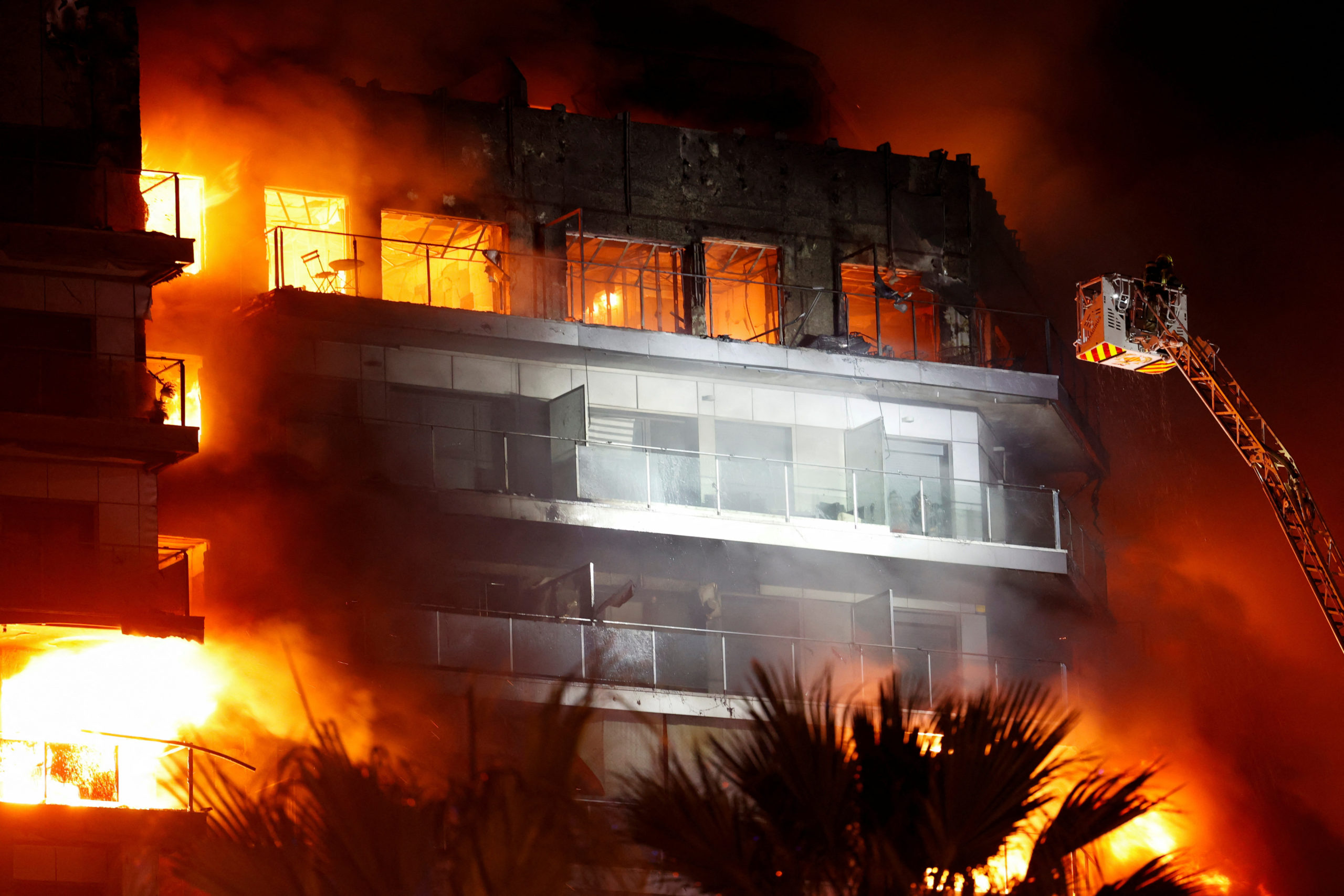 Ισπανία: Εκτός ελέγχου η μεγάλη φωτιά σε συγκρότημα κατοικιών – Τουλάχιστον 13 τραυματίες – Δείτε LIVE