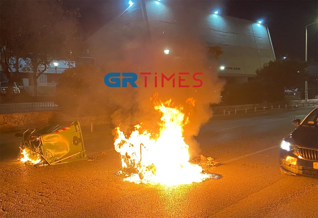 Θεσσαλονίκη: Άγνωστοι έβαλαν φωτιά σε κάδους – ΒΙΝΤΕΟ