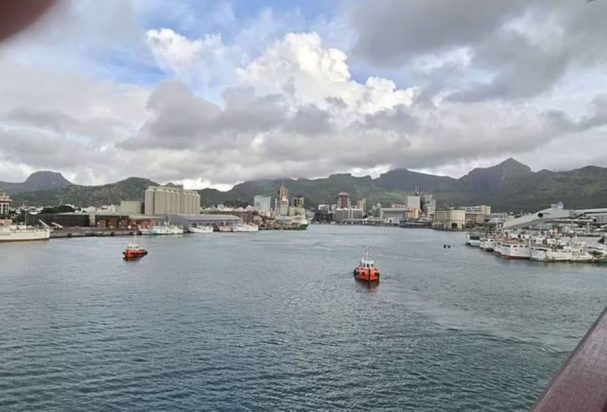 Επιβάτης φωτογραφίζει το Πορτ Λούις, στον Μαυρίκιο, καθώς το κρουαζιερόπλοιο μπαίνει στο λιμάνι, μετά την χορήγηση άδειας.