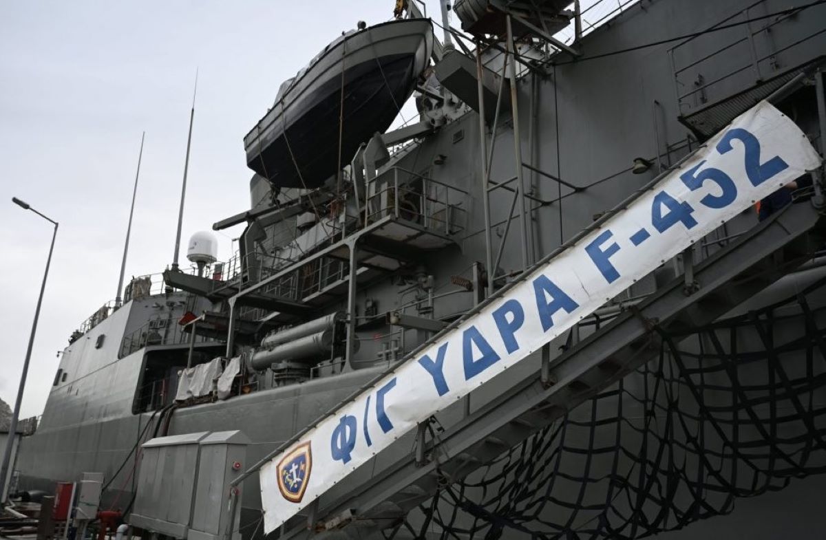 Η φρεγάτα ΥΔΡΑ πριν τον απόπλου για την Ερυθρά Θάλασσα.