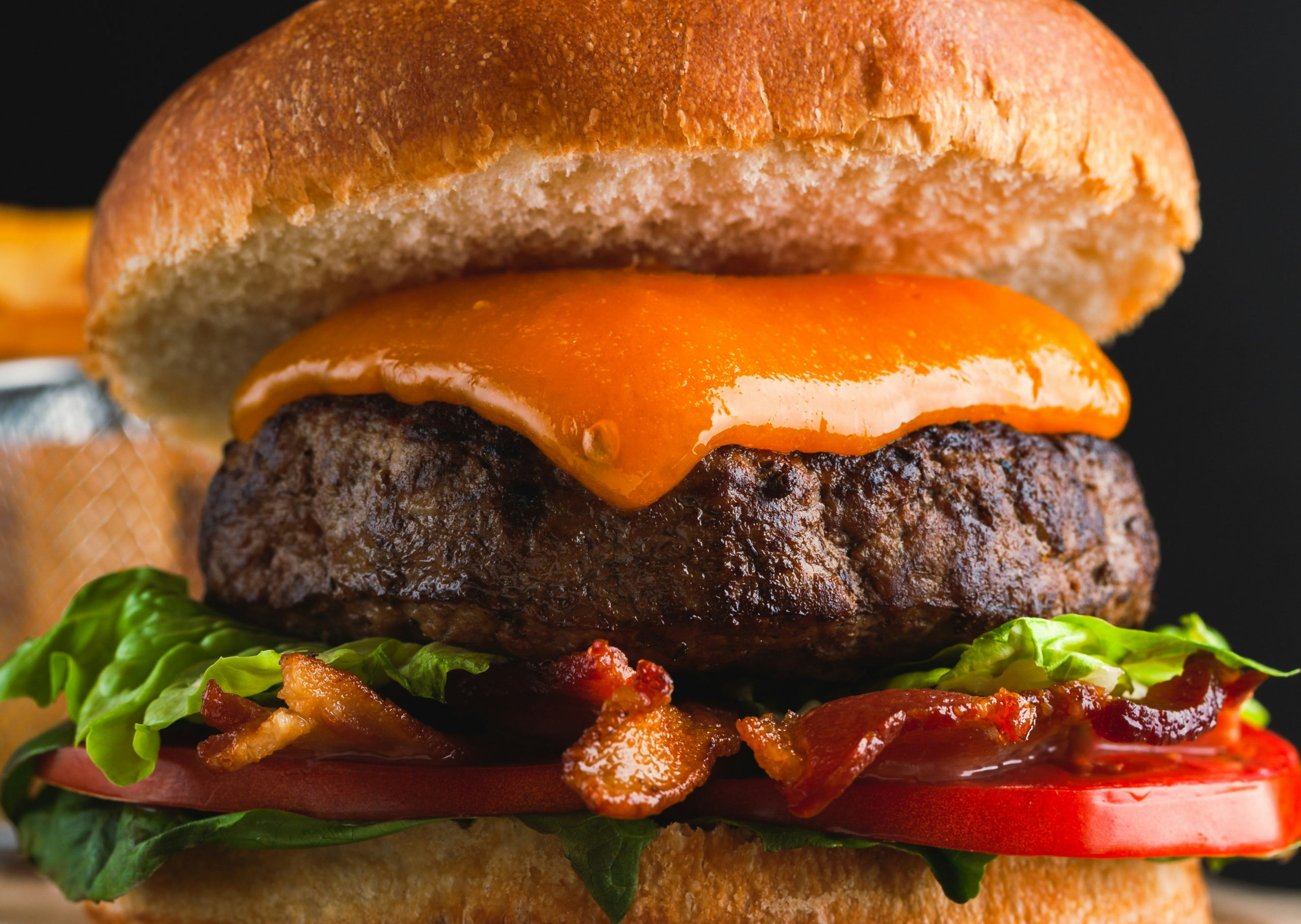 Συνταγή για λαχταριστά μπιφτέκια με λιωμένο τυρί και σάλτσα ντομάτας