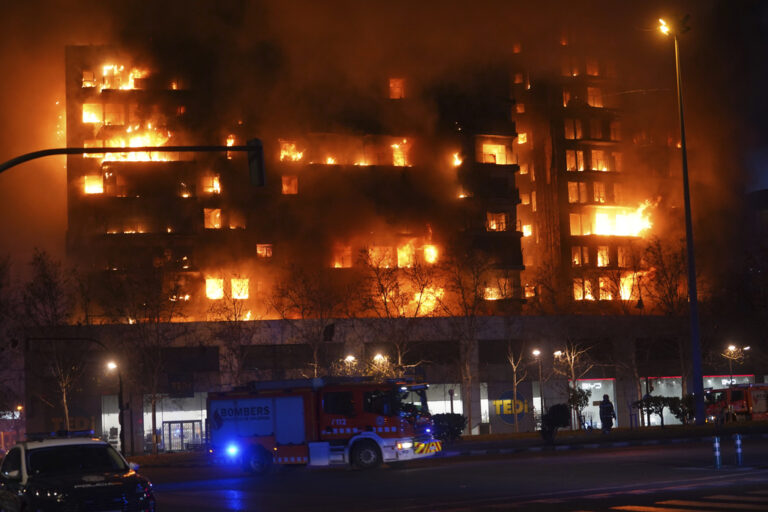 Μεγάλη φωτιά στην Ισπανία: Πυροσβέστες πηδούν από τους ορόφους για να σωθούν – Τουλάχιστον 7 τραυματίες – Συγκλονιστικά ΒΙΝΤΕΟ