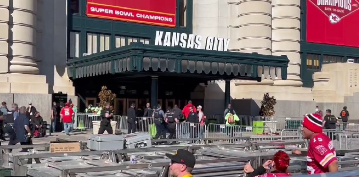 Super Bowl: Πανικός από περιστατικό με πυροβολισμούς στην νικητήρια παρέλαση στο Κάνσας – Αναφορές για τραυματίες, δύο προσαγωγές
