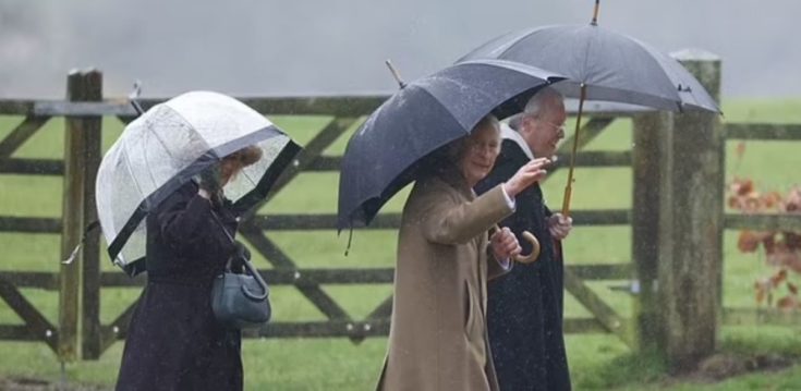 Ο βασιλιάς Κάρολος και η βασίλισσα Καμίλα κατά την σημερινή λειτουργία σε εκκλησία του Σάντιγχαμ