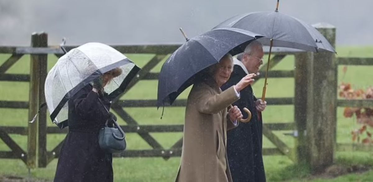 Ο βασιλιάς Κάρολος και η βασίλισσα Καμίλα κατά την σημερινή λειτουργία σε εκκλησία του Σάντιγχαμ