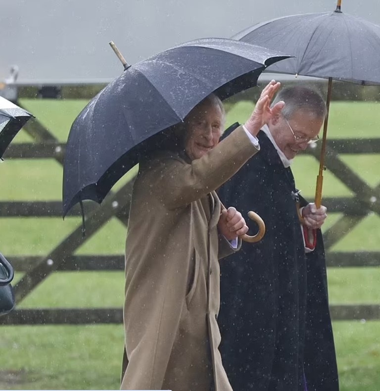 Ο βασιλιάς, Κάρολος χαιρετάει το πλήθος που είχε συγκεντρωθεί κοντά στην εκκλησία. 