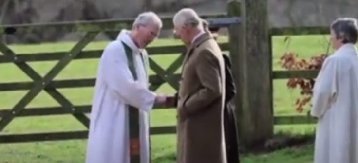 Ο βασιλιάς Κάρολος και η Καμίλα μετά το τέλος της κυριακάτικης λειτουργίας αποχαιρετούν τον αιδεσιμότατο.