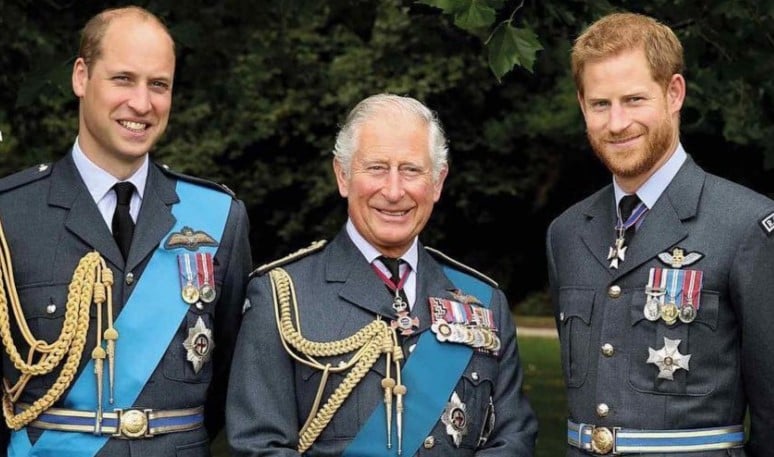 Ο βασιλιάς Κάρολος με τους πρίγκιπες Ουίλιαμ και Χάρι, πριν ο τελευταίος φύγει για τις ΗΠΑ.