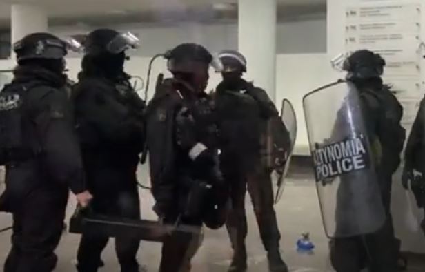 Θεσσαλονίκη: Αστυνομική επιχείρηση στην Πρυτανεία του ΑΠΘ για την εκκένωση της κατάληψης – ΒΙΝΤΕΟ