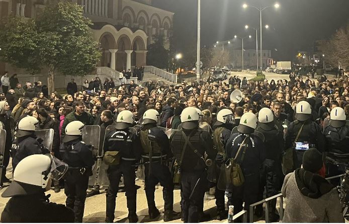 Κομοτηνή: Ελεύθεροι οι 6 από τους 18 προσαχθέντες για την κατάληψη στη Νομική