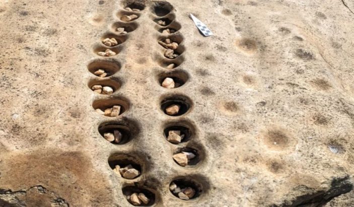 Το αρχαίο επιτραπέζιο παιχνίδι που ανακάλυψε η αρχαιολόγος του Γέηλ στην Κένυα.