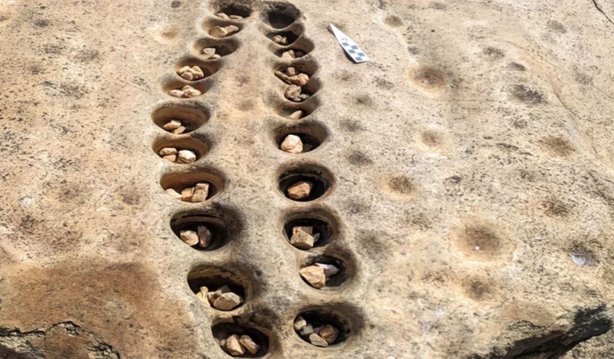 Το αρχαίο επιτραπέζιο παιχνίδι που ανακάλυψε η αρχαιολόγος του Γέηλ στην Κένυα.