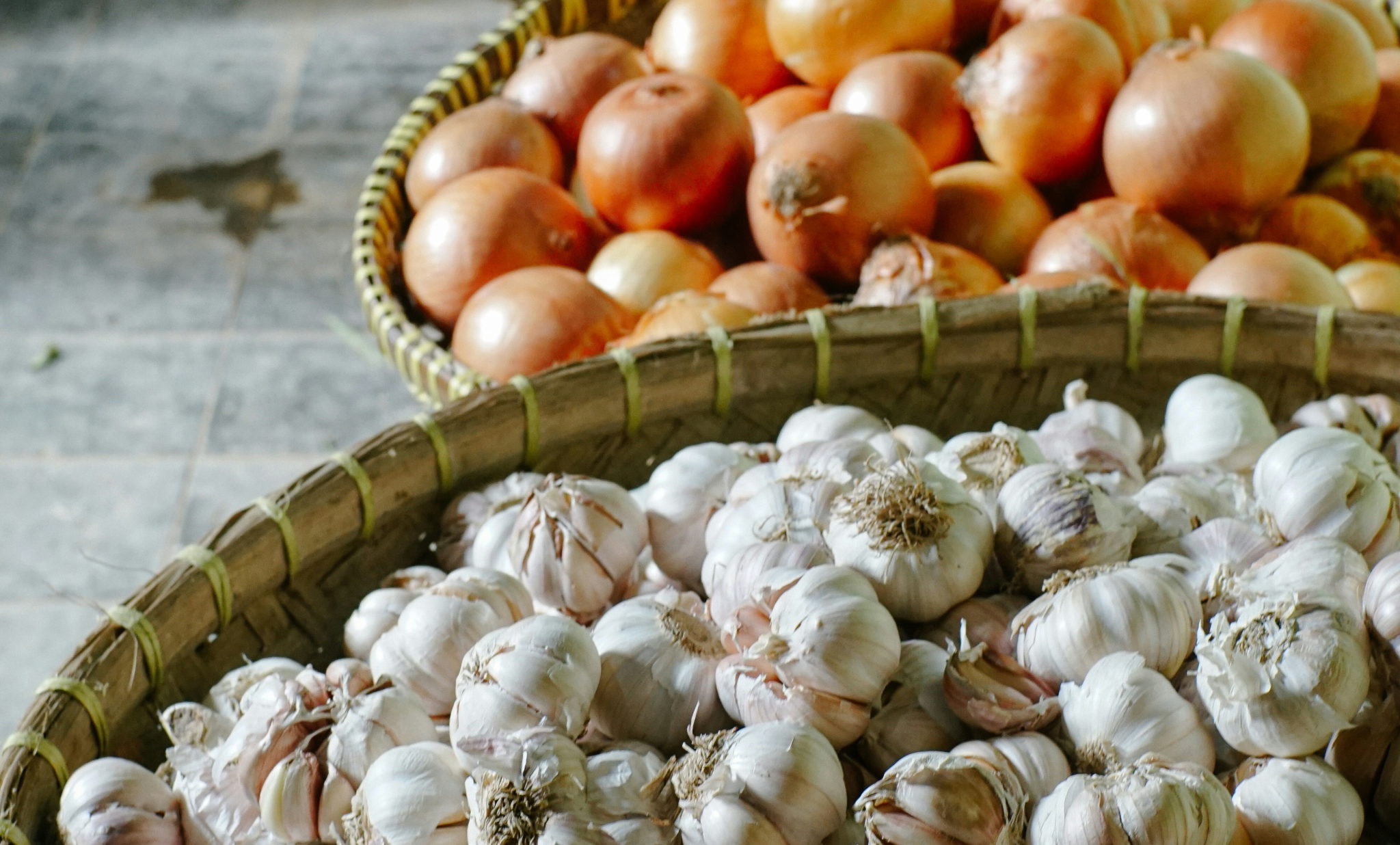 Αποθηκεύετε λάθος τα κρεμμύδια και τα σκόρδα – Ο σωστός τρόπος για να διατηρηθούν φρέσκα
