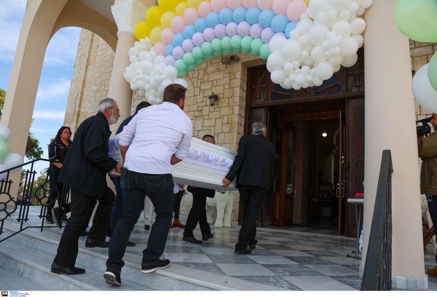 Ραφαέλα Πιτσικάλη: Ντυμένοι στα λευκά λένε το τελευταίο αντίο στην 21χρονη – ΦΩΤΟ