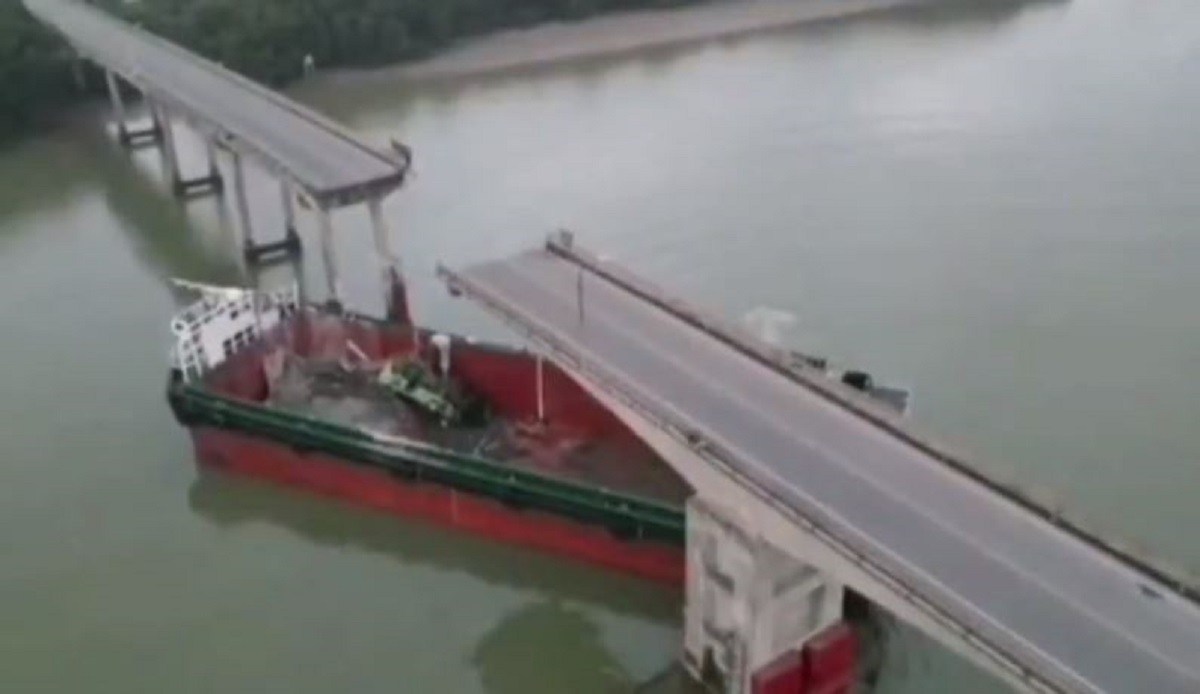 Κίνα: 2 νεκροί και 3 αγνοούμενοι από την πρόσκρουση πλοίου σε γέφυρα – Σε εξέλιξη επιχείρηση διάσωσης