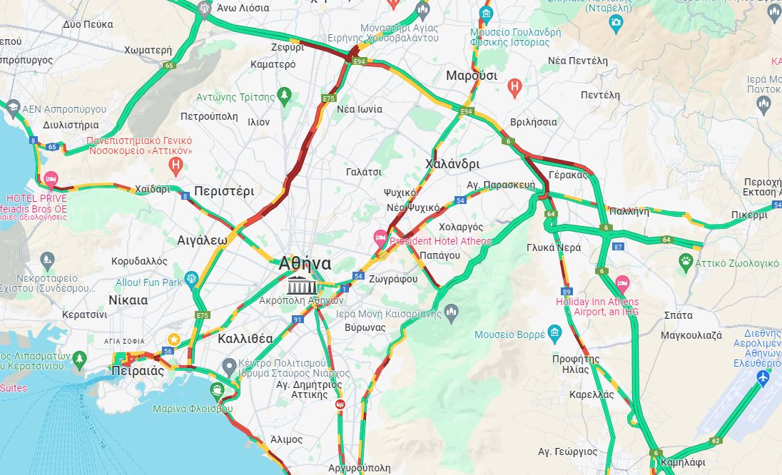 Η κίνηση «γιορτάζει» καθημερινά: Μποτιλιάρισμα στον Κηφισό, καθυστερήσεις στην Αττική Οδό – Δείτε LIVE πού υπάρχουν προβλήματα