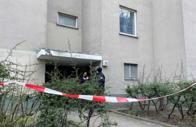 Αστυνομικοί έξω από την πολυκατοικία στην οποία συνελήφθη η Κλέτε.