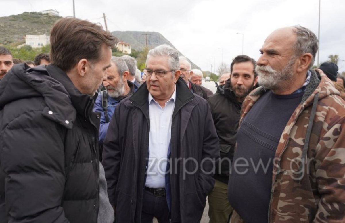 Ο Δημήτρης Κουτσούμπας στο μπλόκο των αγροτών.