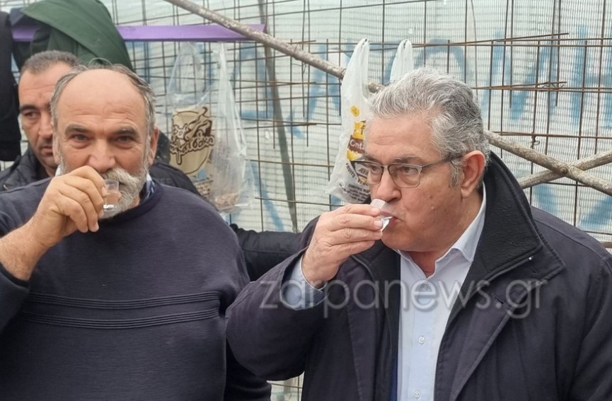 Ο Δημήτρης Κουτσούμπας στο μπλόκο των αγροτών.