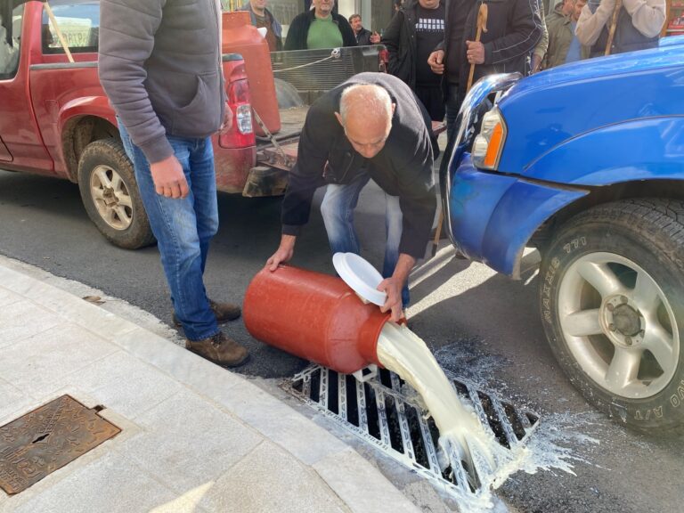 Τρίπολη: Κτηνοτρόφοι έριξαν γάλα έξω από την περιφέρεια Πελοποννήσου – ΦΩΤΟ