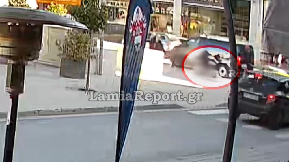 Λαμία: Καρέ καρέ η παράσυρση πεζού από φορτηγάκι – Δείτε το βίντεο