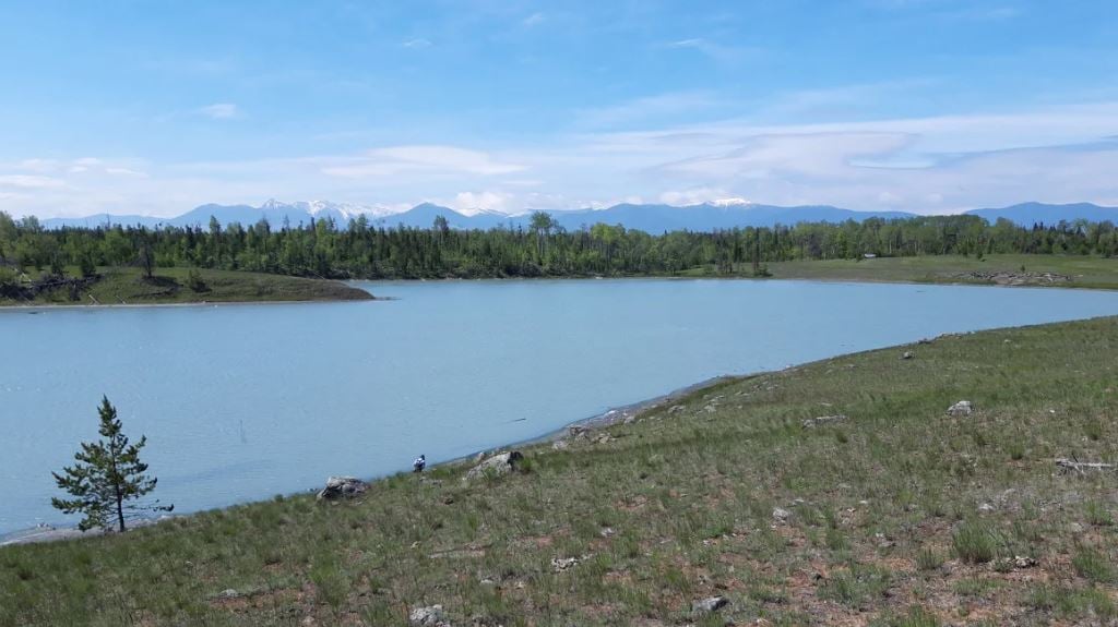 Η λίμνη Last Chance της Βρετανικής Κολομβίας, που απεικονίζεται εδώ κατά τη διάρκεια της υγρής περιόδου τον Ιούνιο του 2022, περιέχει τα υψηλότερα επίπεδα συμπυκνωμένων φωσφορικών αλάτων που έχουν καταγραφεί ποτέ σε οποιοδήποτε φυσικό υδάτινο σώμα στη Γη.