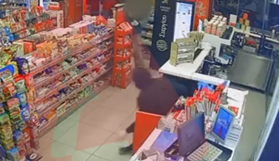 Θεσσαλονίκη: Ληστής επιτίθεται με μαχαίρι σε αστυνομικό που πήγε να τον συλλάβει – ΒΙΝΤΕΟ