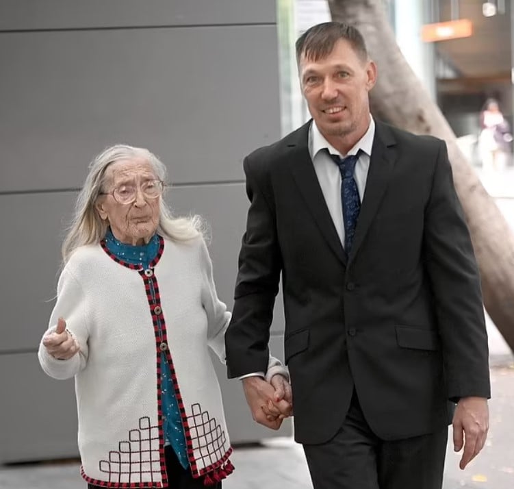 Η 103 ετών γυναίκα πηγαίνει στην ακρόαση της έφεσης μαζί με τον 48χρονο. 