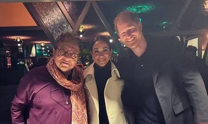 Η Μέγκαν Μαρκλ και ο πρίγκιπας Χάρι με τον ιδιοκτήτη του ινδικού εστιατορίου.