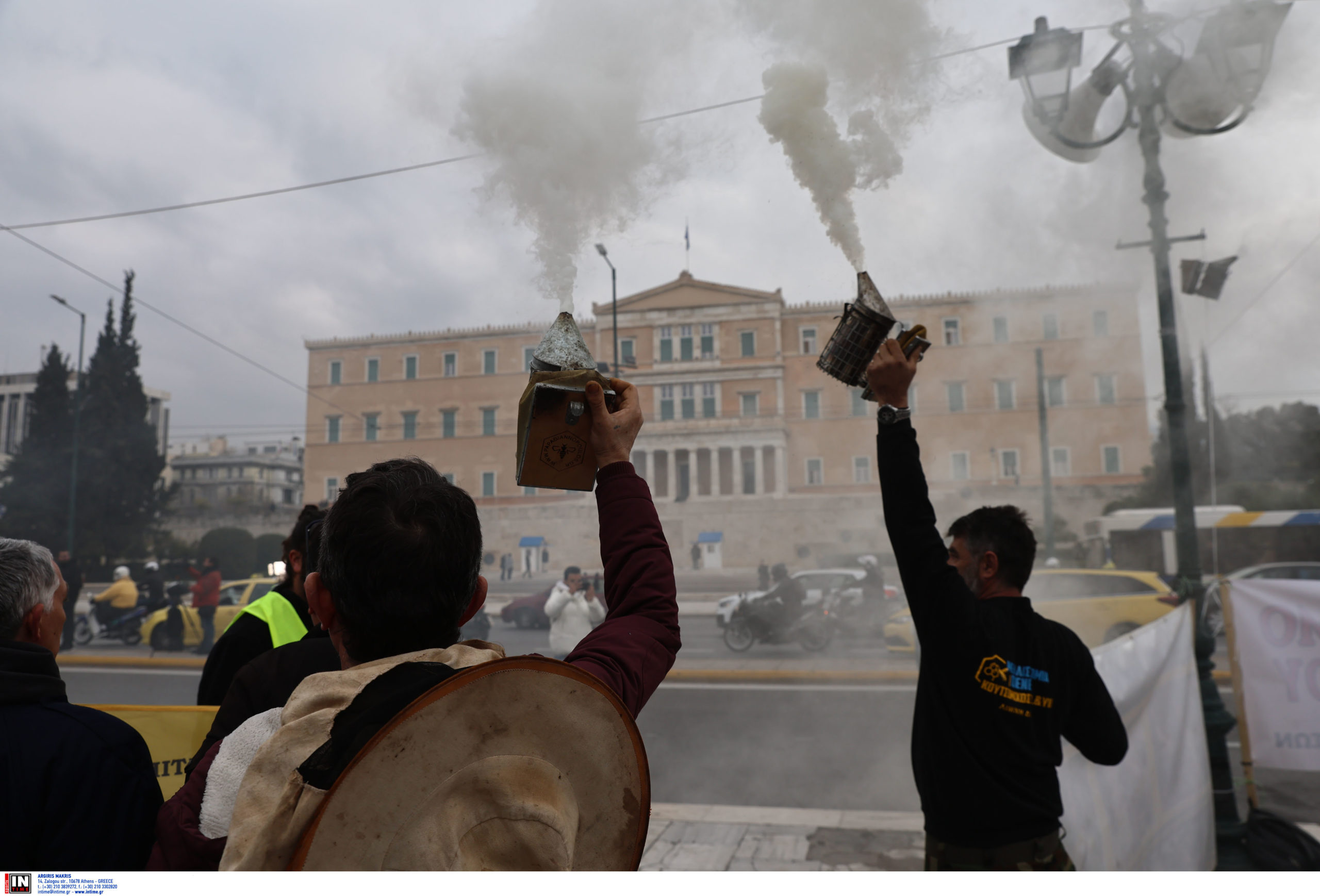 Στο Σύνταγμα οι μελισσοκόμοι: Διαμαρτυρία με καπνιστήρια και πανό – Ένταση με την αστυνομία – ΦΩΤΟ και ΒΙΝΤΕΟ