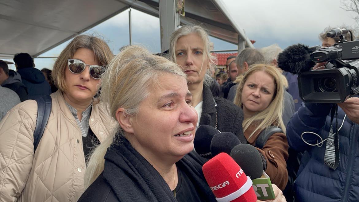 Τραγωδία στα Τέμπη: Ραγίζει καρδιές η μητέρα της 20χρονης Κλαούντιας – «Η κόρη μου έκοψε εισιτήριο θανάτου»