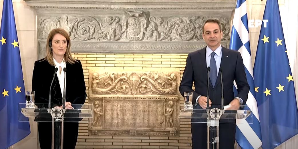 LIVE – Κοινές δηλώσεις του Κυριάκου Μητσοτάκη με την Ρομπέρτα Μέτσολα