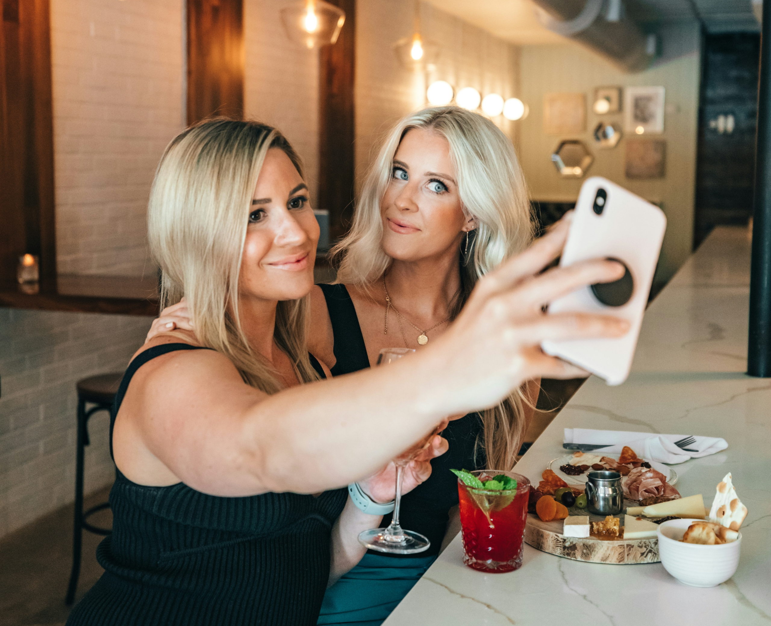 Εάν κάποιος σας αντιπαθεί κρυφά, συνήθως θα εμφανίσει αυτές τις 14 λεπτές συμπεριφορές