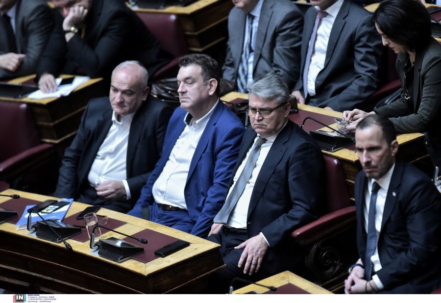 Ομόφυλα ζευγάρια: Στα χαρακώματα Ελληνική Λύση και Νίκη – Οι αναφορές στις 10 Εντολές και στην Παλαιά Διαθήκη