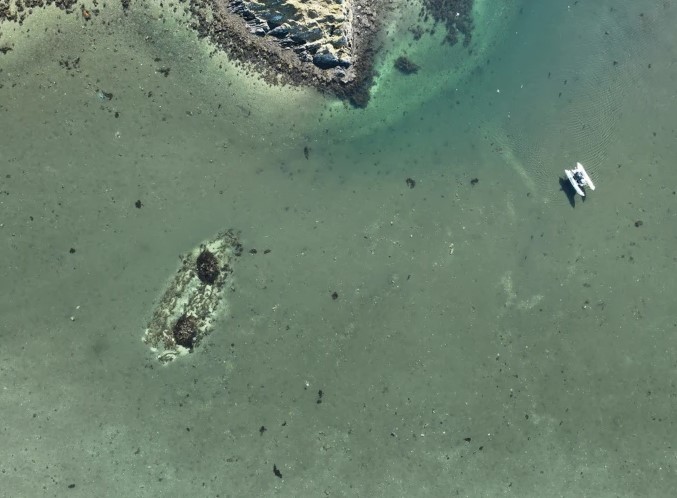 Φωτογραφία από drone που δείχνει το ναυάγιο του μεσαιωνικού πλοίου Avaldsnes σε βάθος 1 μέτρου. 