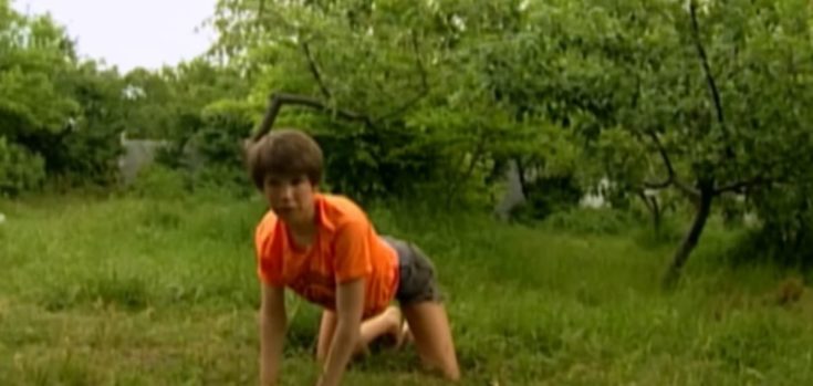 H Oxana Malaya περπατάει στα τέσσερα και γαβγίζει.