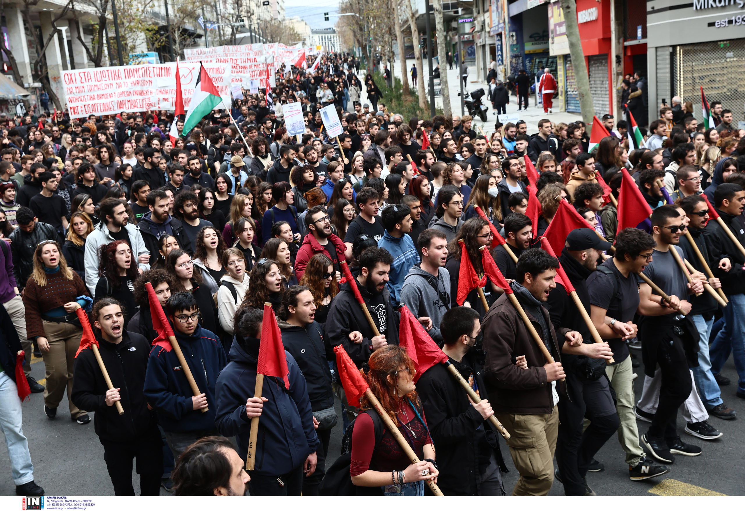 Πανεκπαιδευτικό συλλαλητήριο: Σε εξέλιξη η πορεία στην Αθήνα για τα μη κρατικά πανεπιστήμια – ΦΩΤΟ