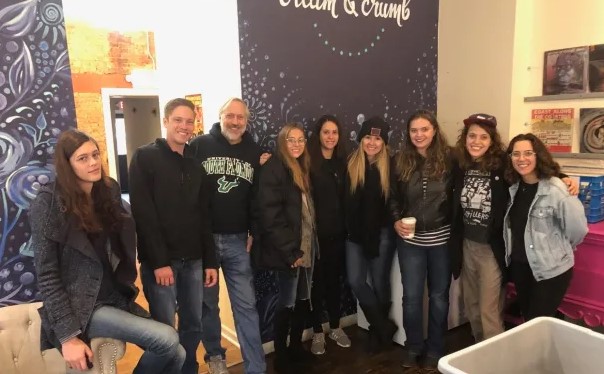 O Peter Ellenstein με κάποια απο΄τα παιδιά του με τα οποία διατηρεί επικοινωνία. 