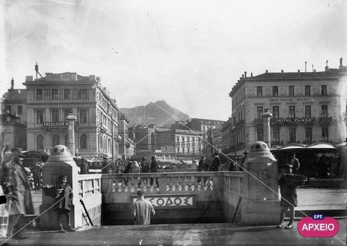 Κουίζ για την παλιά Αθήνα: Αναγνωρίζεις την πλατεία; Είναι από τις πιο γνωστές