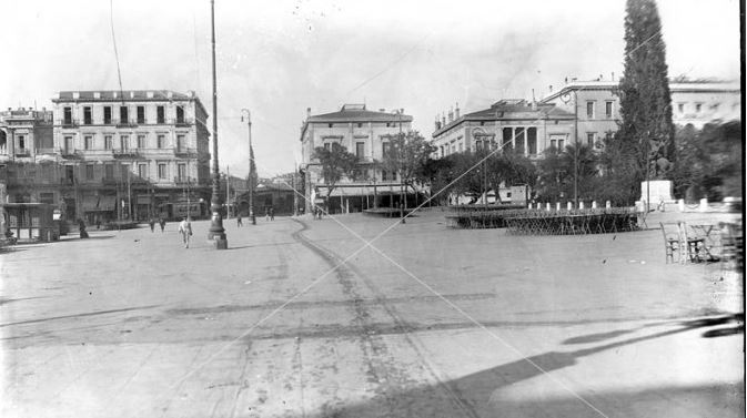 Κουίζ για την παλιά Αθήνα: Αναγνωρίζεις την πλατεία; Είναι από τις πιο γνωστές
