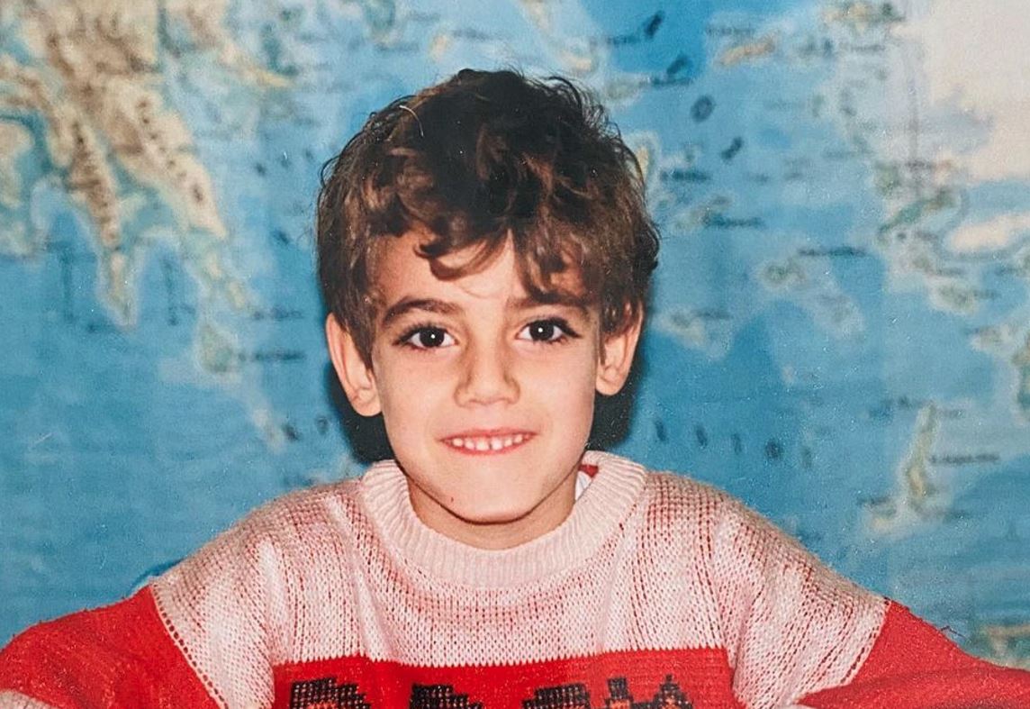 Αναγνωρίζετε το αγοράκι της φωτογραφίας; – Είναι από τους πιο γνωστούς ηθοποιούς της γενιάς του