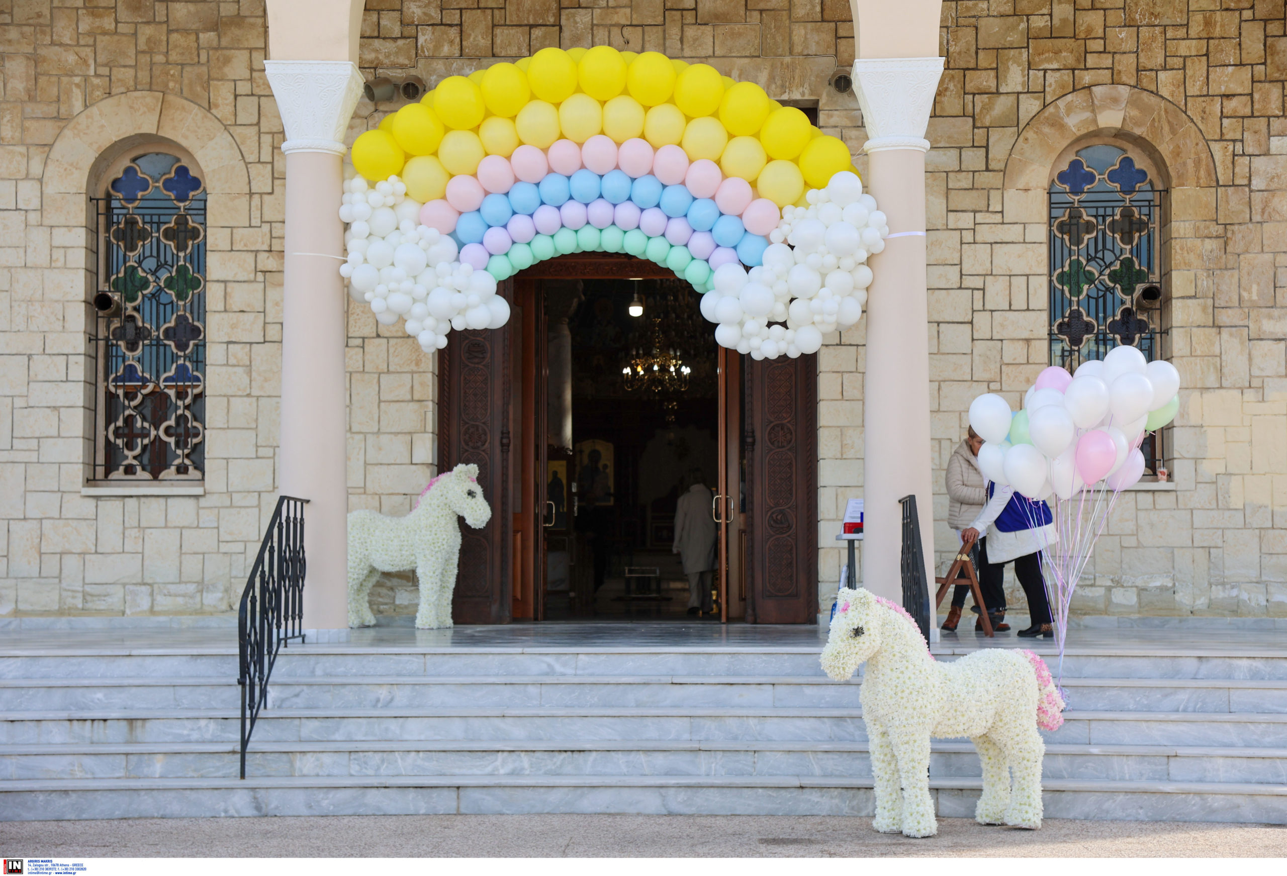 Ρίγη συγκίνησης στο τελευταίο «αντίο» στην 21χρονη Ραφαέλα – Τα μπαλόνια, το ουράνιο τόξο και το τραγούδι