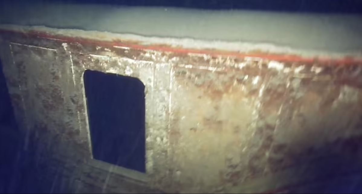 Για να ανελκυστεί το ατμόπλοιο, δύτες θα δέσουνστο σκαρί του μπαλόνια και θα τα γεμίσουν με αέρα, ώστε αυτά να το σηκώσουν στην επιφάνεια της λίμνης.