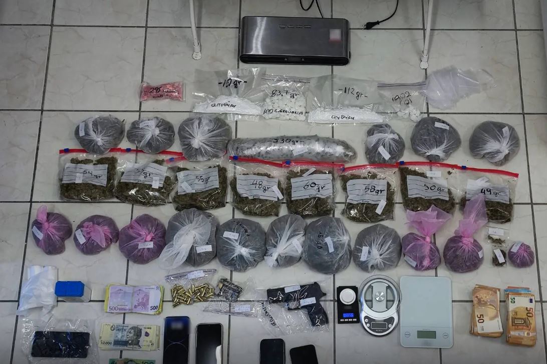 Σαντορίνη: Εξαρθρώθηκε κύκλωμα που διακινούσε κοκαΐνη και ecstasy σε κλαμπ – Οι ρόλοι των μελών της οργάνωσης και οι πελάτες