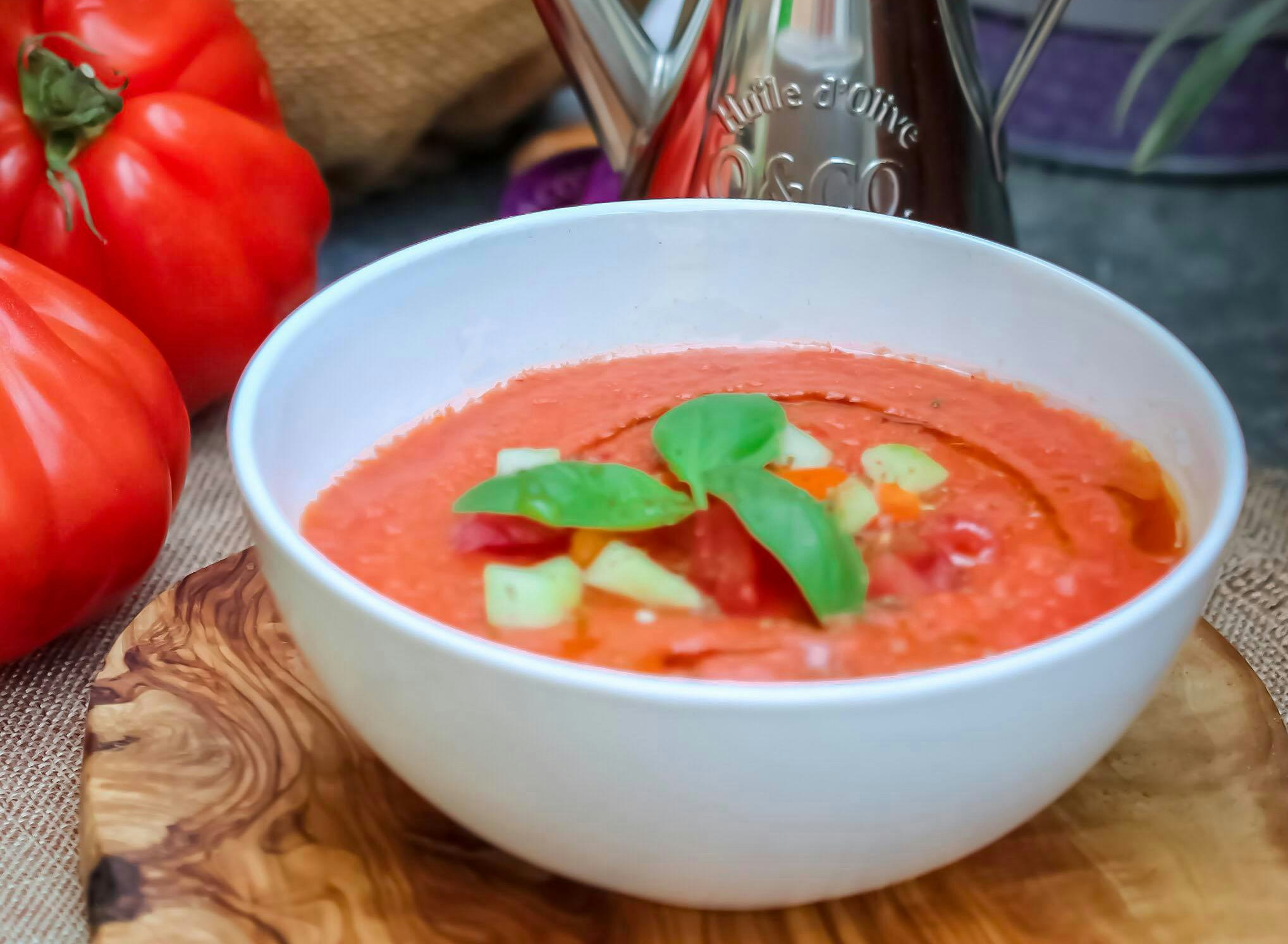 Πλούσια και κρεμώδης σούπα ντομάτας με βασιλικό: Μια εύκολη και νόστιμη συνταγή