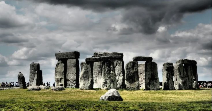 Η πλειονότητα αυτών των κολοσσιαίων μονόλιθων του Στόουνχεντζ προήλθε από ένα σημείο γνωστό ως West Woods, περίπου 25 χιλιόμετρα από την τοποθεσία του μνημείου.