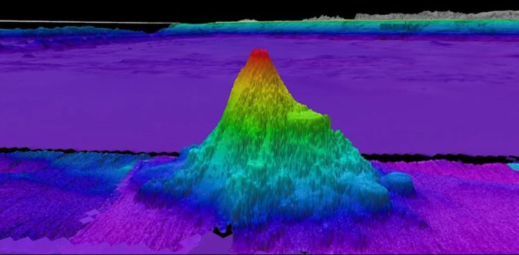 Το δεύτερο από τα τέσσερα υποθαλάσσια βουνά που ανακάλυψε πρόσφατα η ομάδα του R/V Falkor του Ινστιτούτου Ωκεανών Schmidt, ενώ ταξίδευε από την Κόστα Ρίκα στη Χιλή, έχει ύψος 1.873 μέτρα
