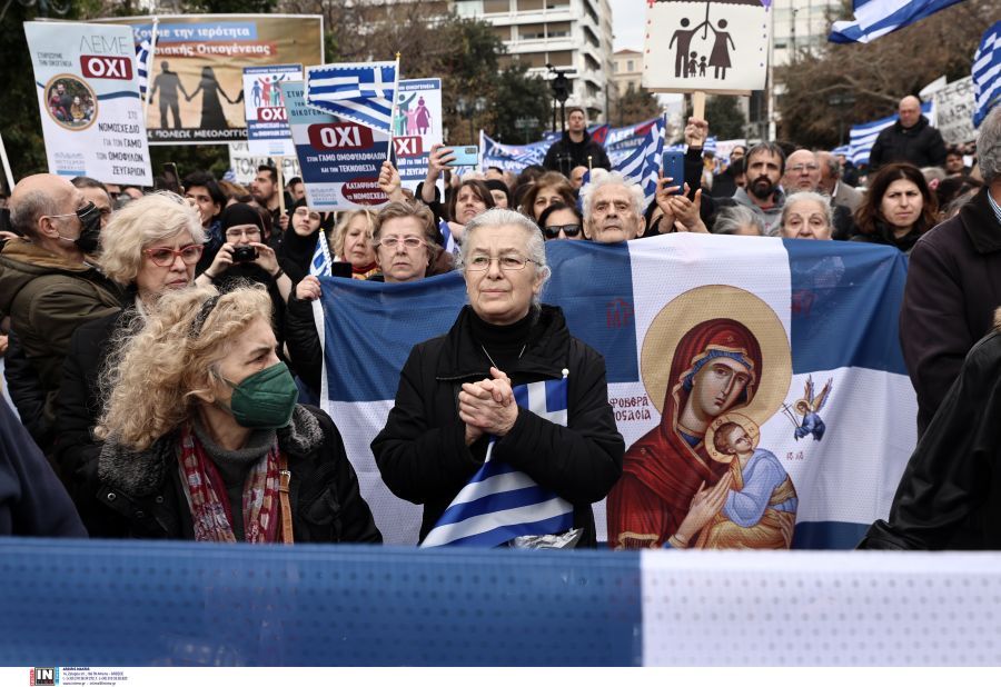 Συλλαλητήριο στο Σύνταγμα κατά του γάμου ομόφυλων ζευγαριών και της τεκνοθεσίας – ΦΩΤΟ